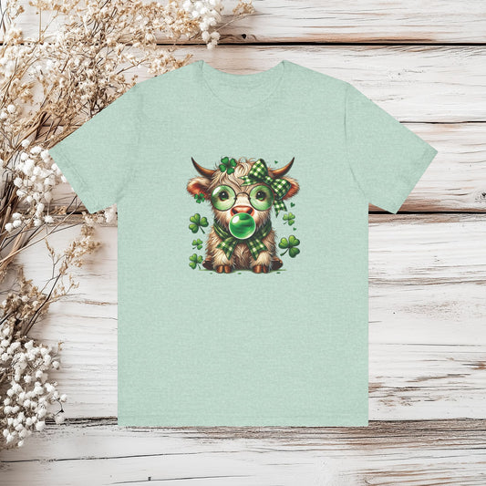 Highland Cow St. Patrick’s Day T-Shirt – Cute Lucky Shamrock Bubblegum | Unisex Short Sleeve T-Shirt