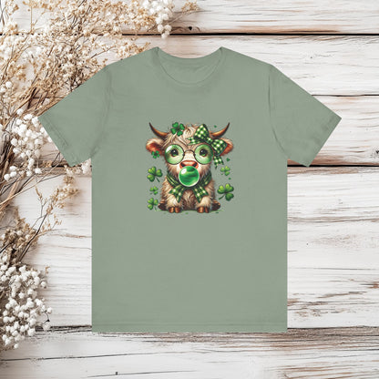 Highland Cow St. Patrick’s Day T-Shirt – Cute Lucky Shamrock Bubblegum | Unisex Short Sleeve T-Shirt